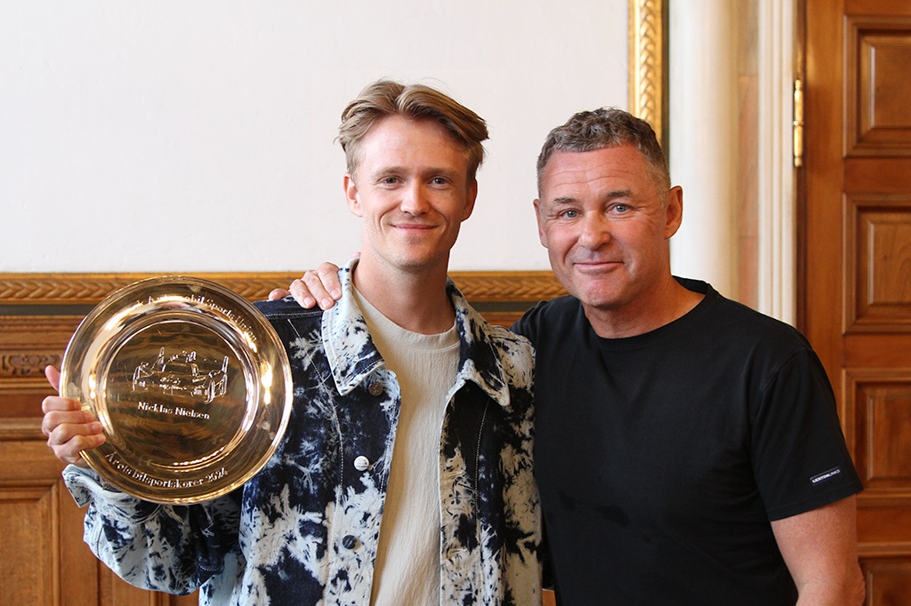 Nicklas Nielsen fik overrakt DASU prisen Årets bilsportskører 2024 af Tom Kristensen, der gav den unge talentfulde kører nogle rigtigt gode ord til hans videre rejse..
(Foto: Motorsporten.dk)